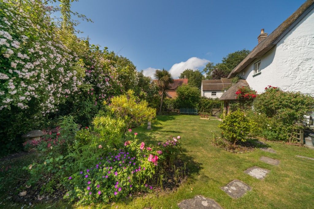 Property photo 2 of 23 Gardens With Flowers And Lawn
