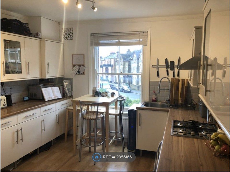 Property photo 3 of 11 Kitchen