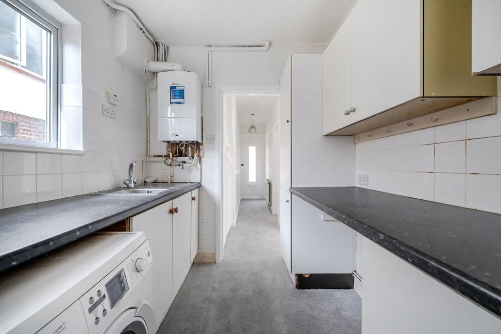 Property photo 3 of 10 Kitchen