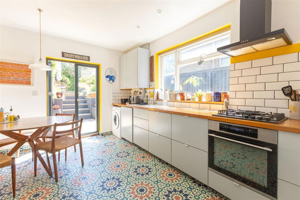 Property photo 2 of 31 Kitchen