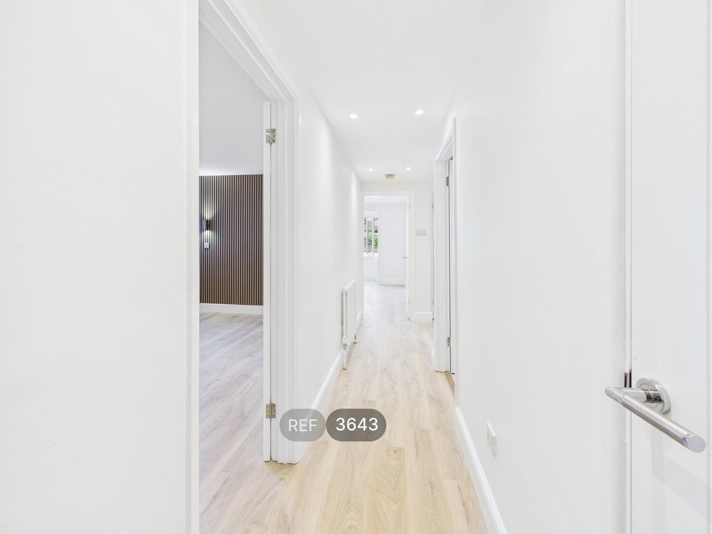 Property photo 3 of 11 Hallway