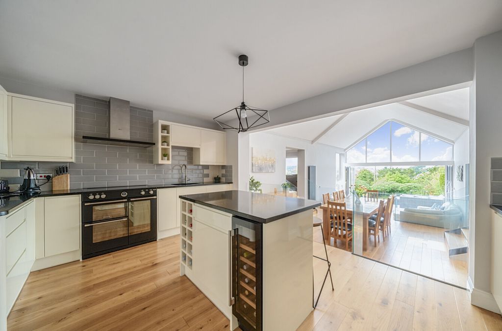 Property photo 2 of 14 1296139-22-682F6A...