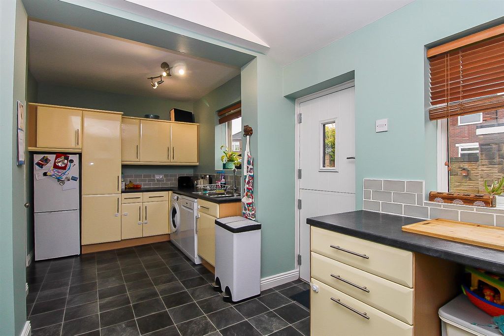 Property photo 3 of 10 Kitchen