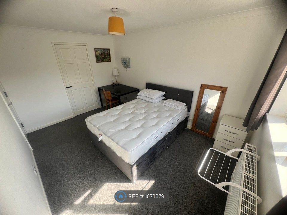 Property photo 1 of 25 Double Bedroom