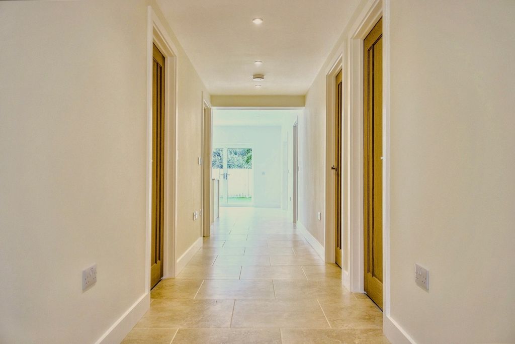 Property photo 2 of 24 4068982
