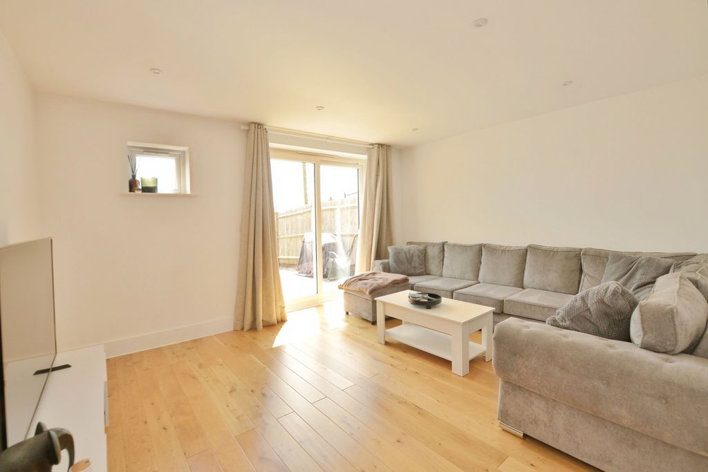 Property photo 3 of 17 Pbox-Img.Jpg