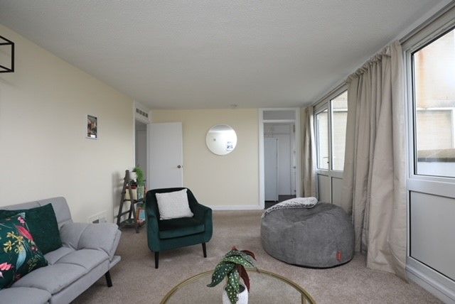 Property photo 2 of 8 Loung E