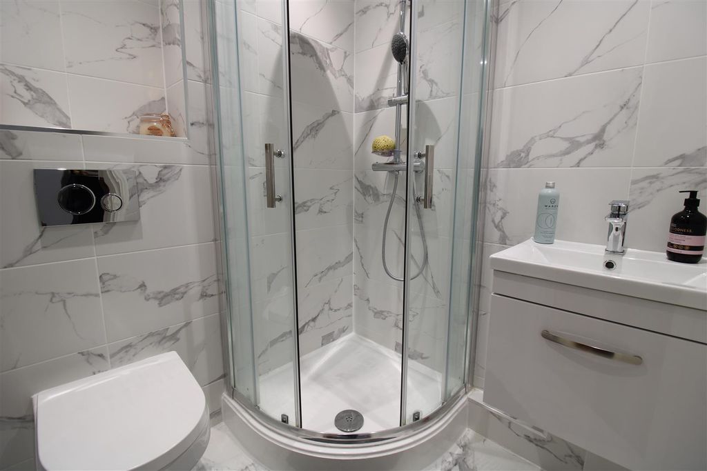 Property photo 3 of 9 Ensuite (Alto Id: 180846860)