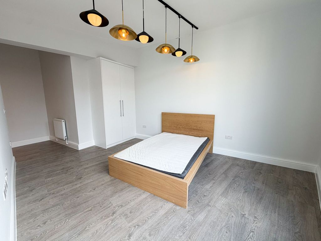 Property photo 2 of 7 High Rd Leytonstone E11