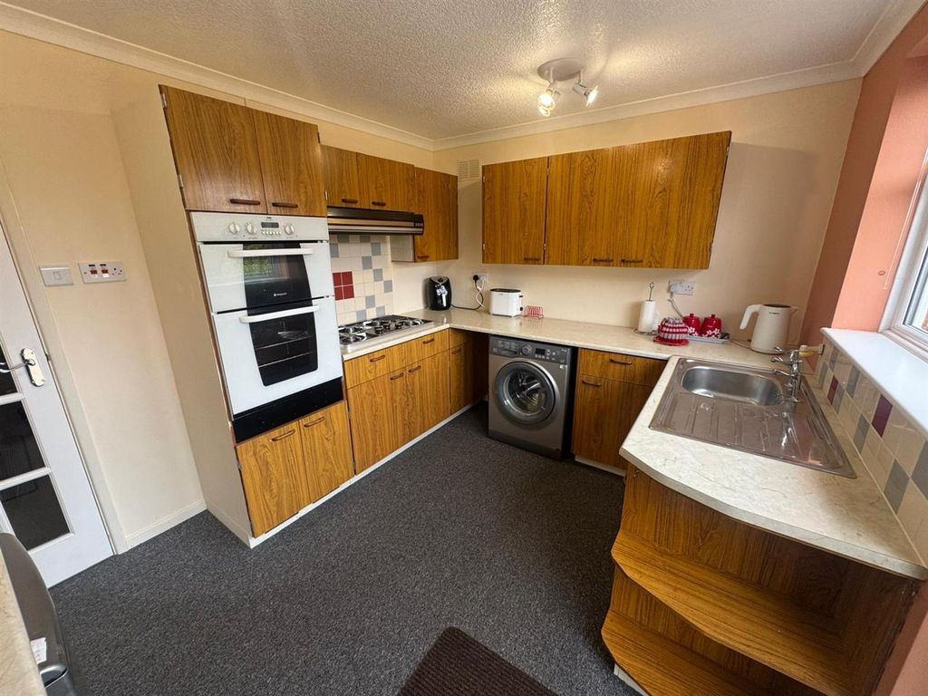 Property photo 3 of 10 Kitchen