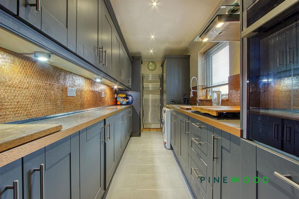 Property photo 3 of 19 Kitchen