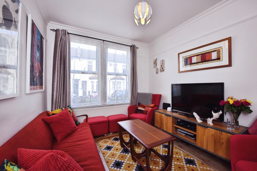 Property photo 3 of 19 Lounge