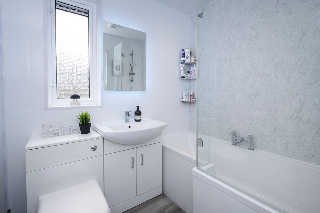 Property photo 3 of 12 Bathroom