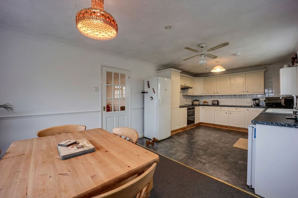 Property photo 2 of 21