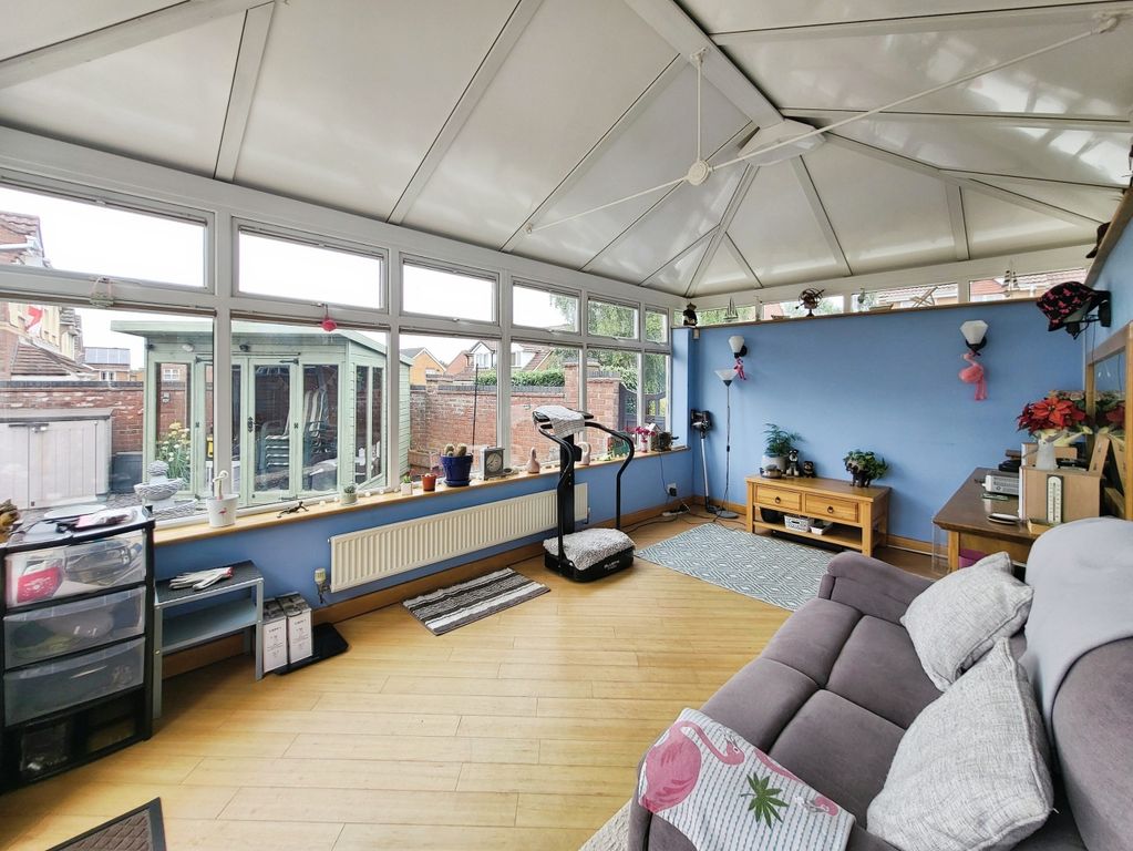 Property photo 2 of 11 Conservatory