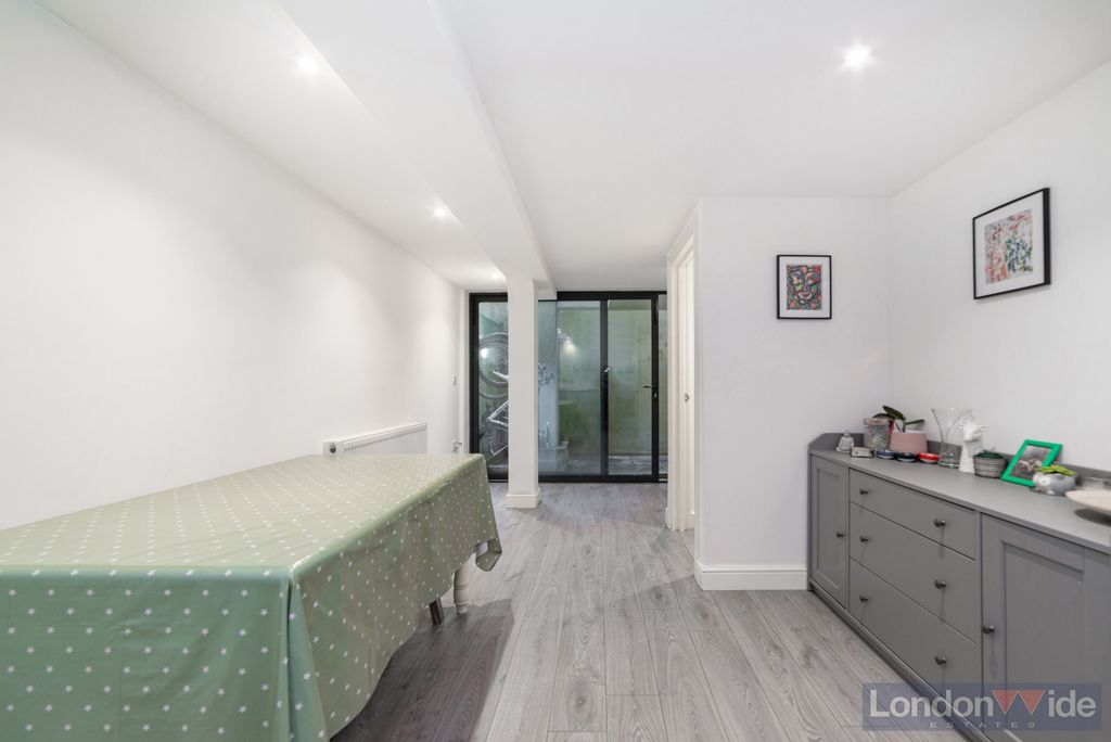 Property photo 3 of 10 Photo 10