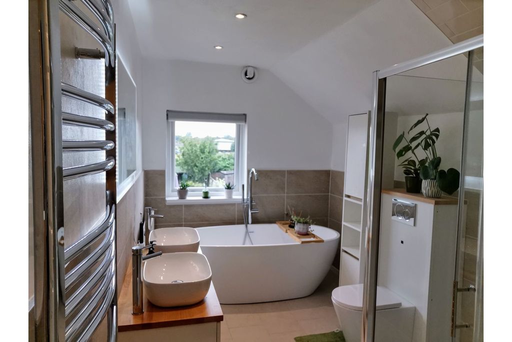 Property photo 2 of 20 Bathroom