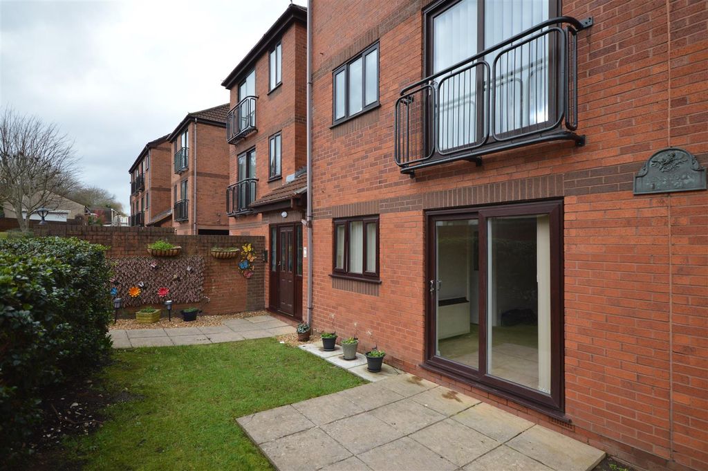 Property photo 2 of 11 Communal Gardens