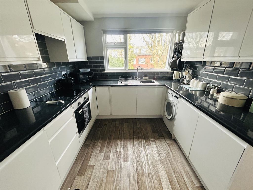 Property photo 3 of 8 01323 438506