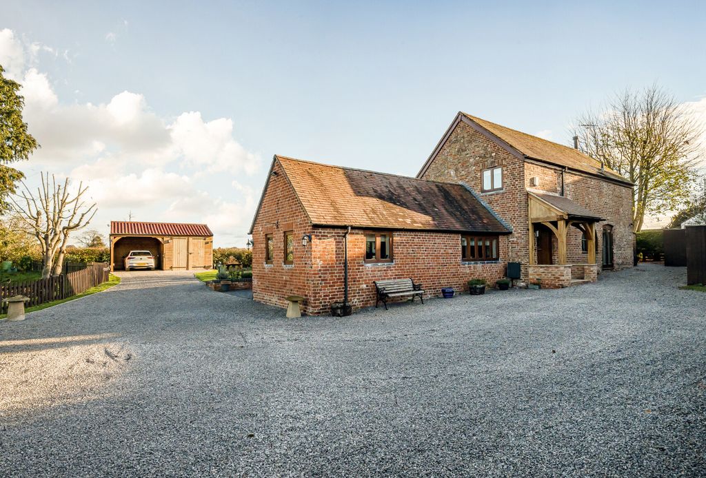 Property photo 3 of 21 1384815-16-6925c1...