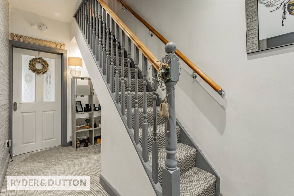 Property photo 2 of 16 Entrance Hall