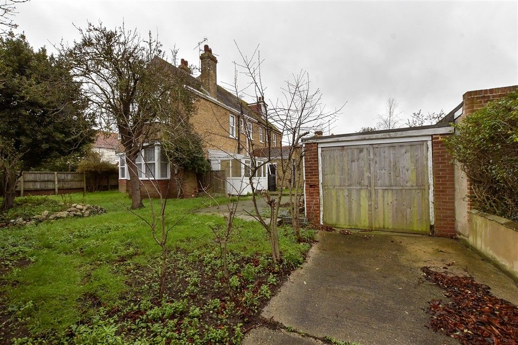 Property photo 3 of 18 Garage