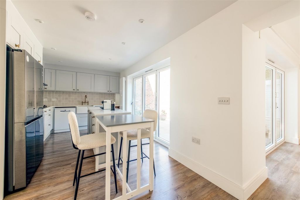 Property photo 3 of 26 23 Lansdowne Road-3.Jpg