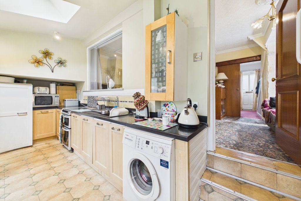 Property photo 3 of 25 Kitchen