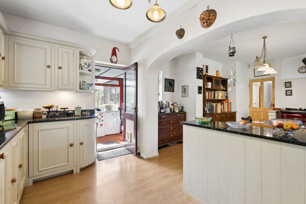 Property photo 2 of 28 Kitchen/Breakfast