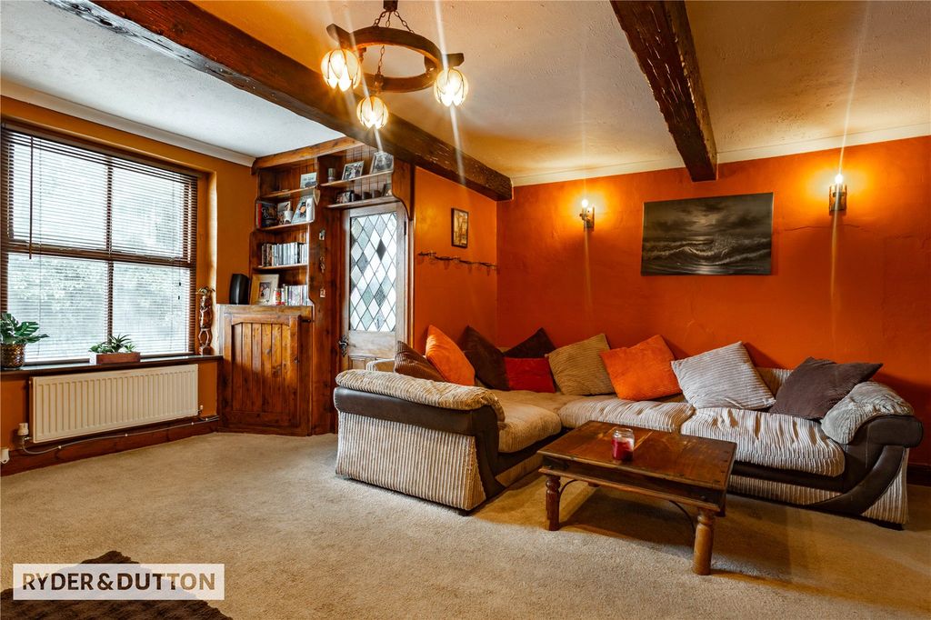 Property photo 3 of 11 Lounge