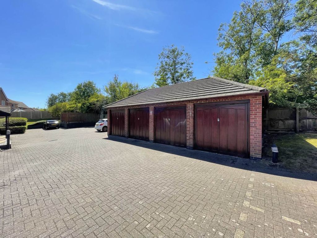 Property photo 3 of 8 Garage