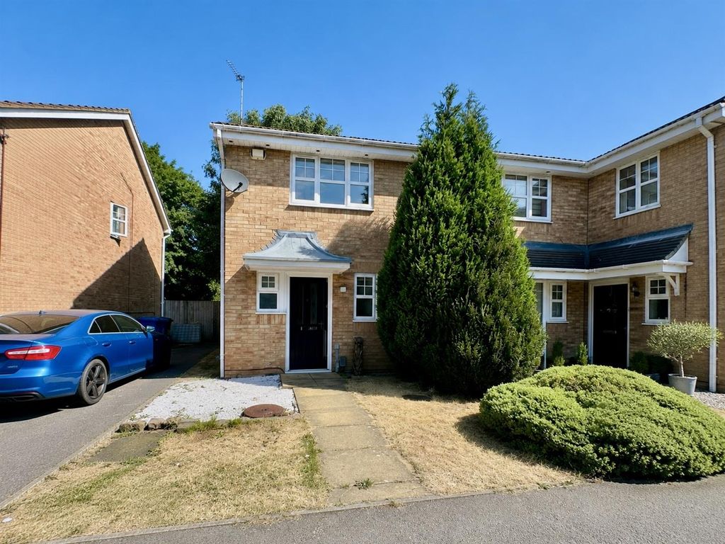 Property photo 1 of 11 Fieldsway External.Jpg