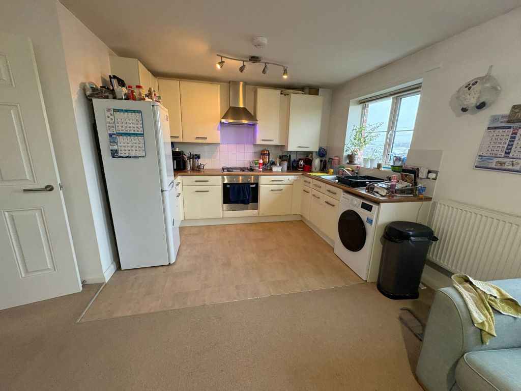 Property photo 3 of 8 Kitchen