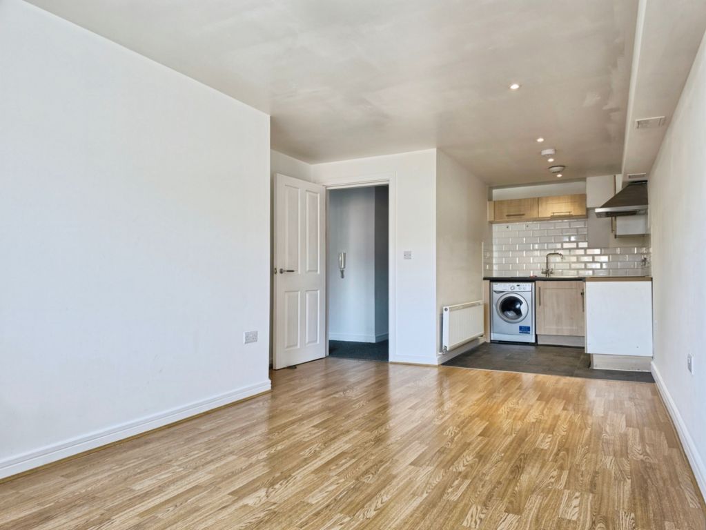 Property photo 3 of 7 Living Space