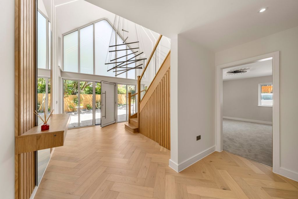 Property photo 1 of 12 Entrance Hall