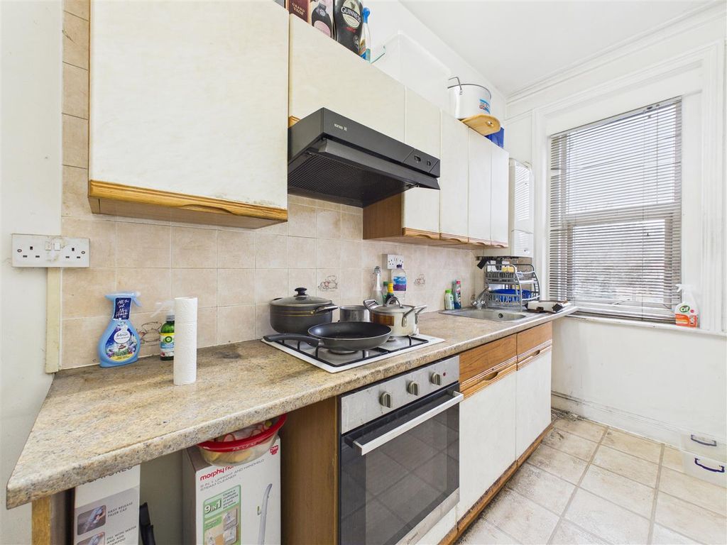 Property photo 3 of 7 Kitchen