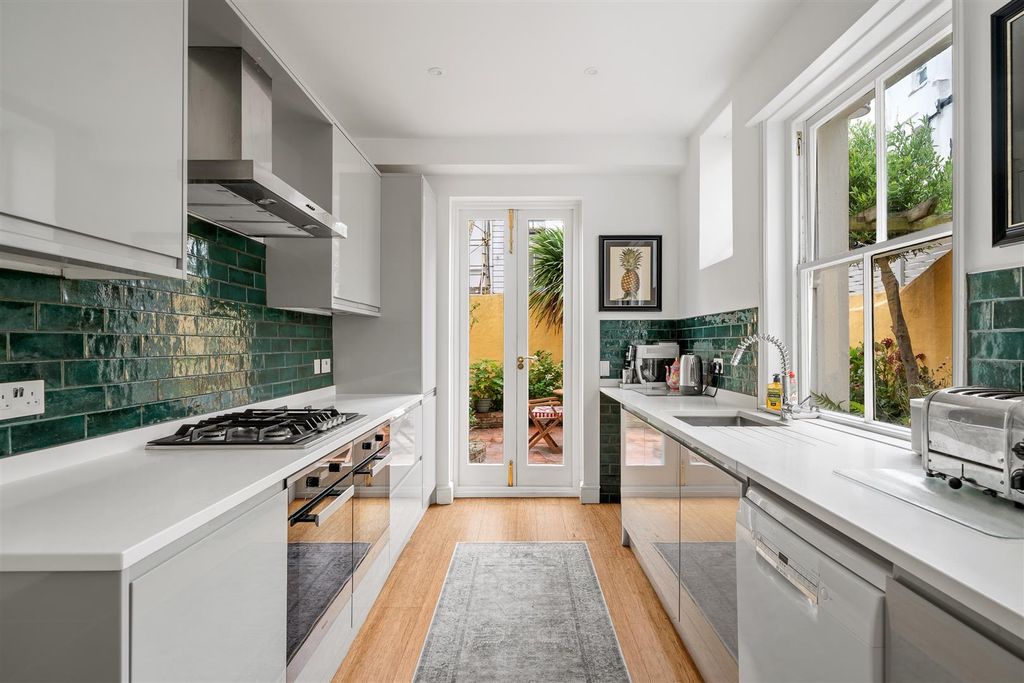 Property photo 2 of 37 Chesham Street Kitchen