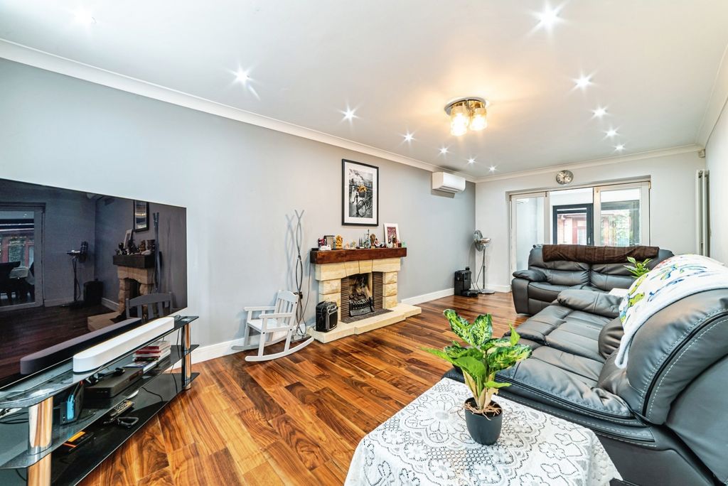Property photo 3 of 18 Pbox-Img.Jpg