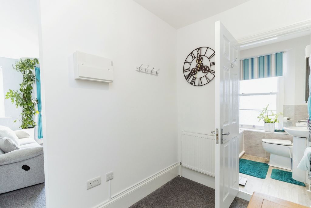 Property photo 2 of 15 Entrance Hall