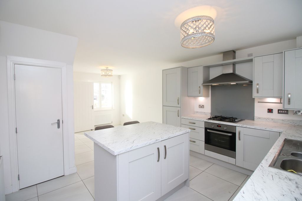 Property photo 3 of 28