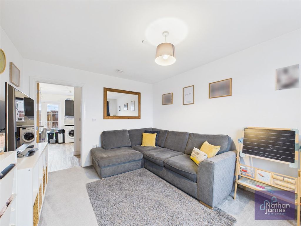 Property photo 3 of 16 Lounge