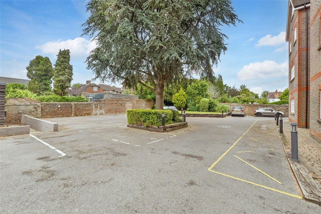 Property photo 3 of 9 Driveway/Parking