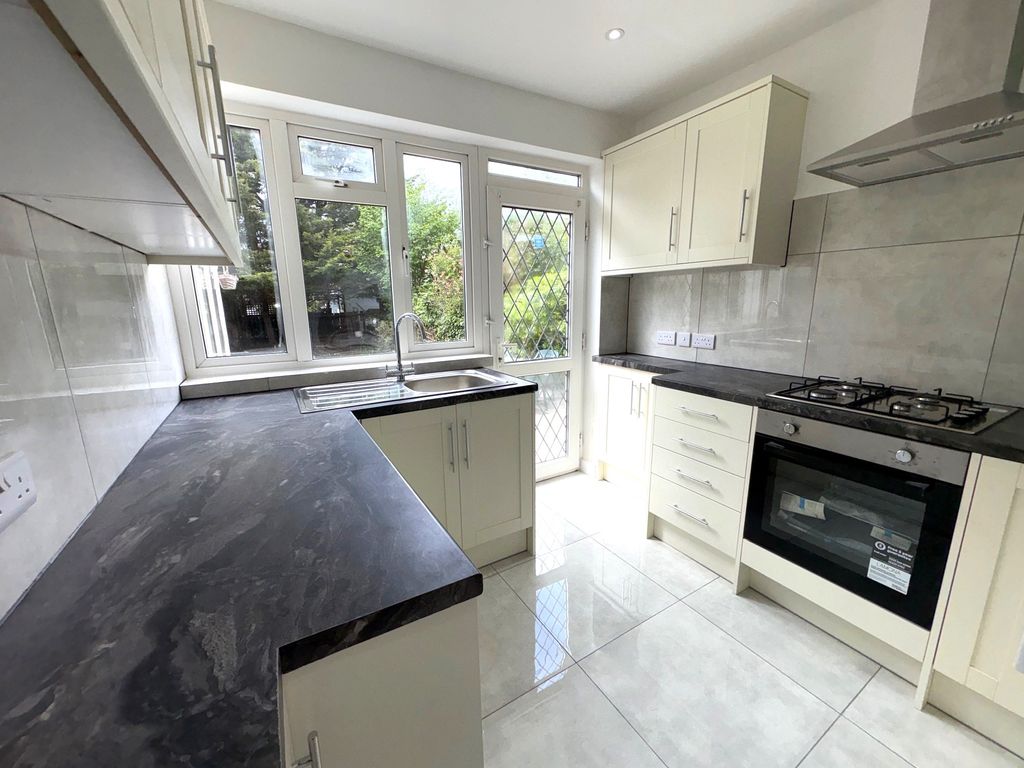 Property photo 3 of 10 31Lankersdrivekitchen