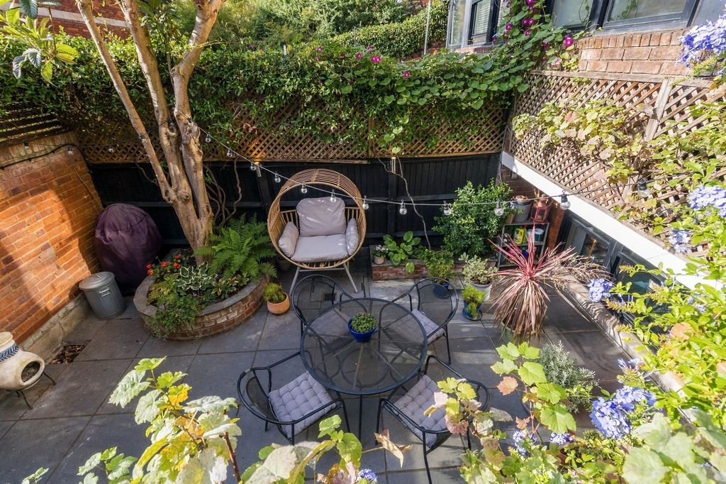 Property photo 2 of 15 Courtyard Garden