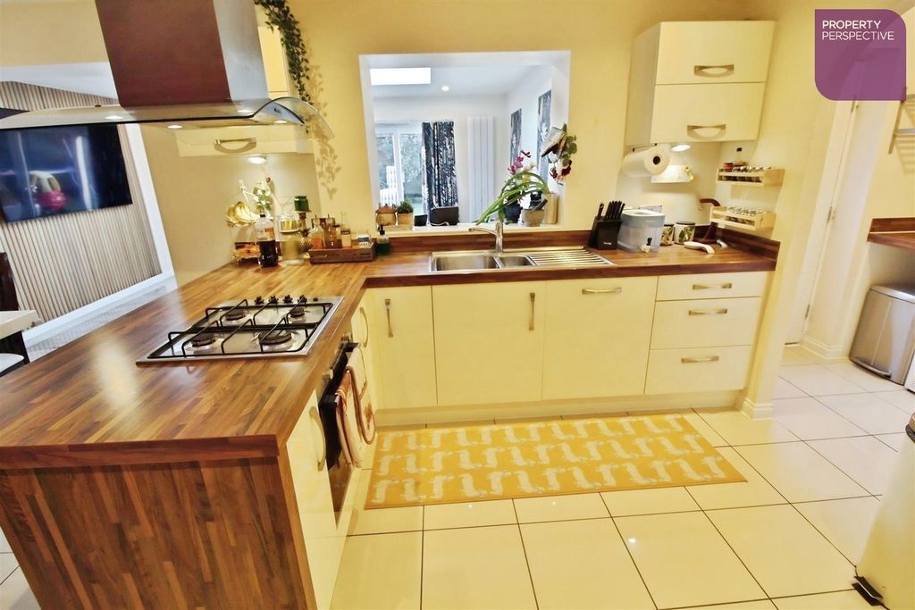 Property photo 3 of 16 Dining Kitchen