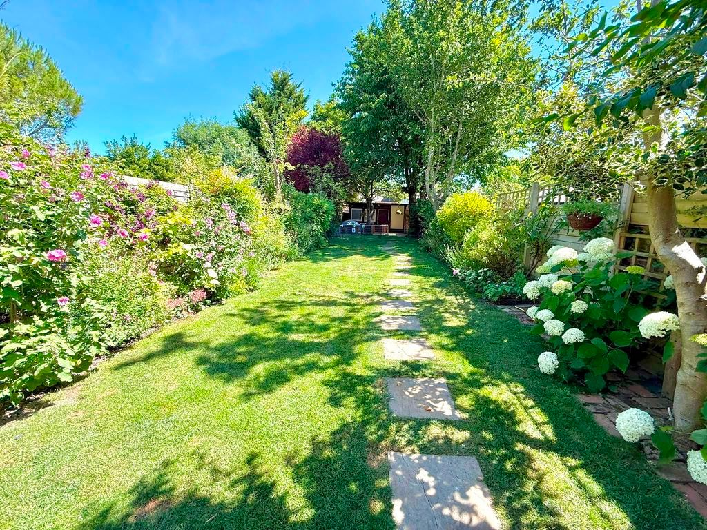 Property photo 2 of 21 Garden