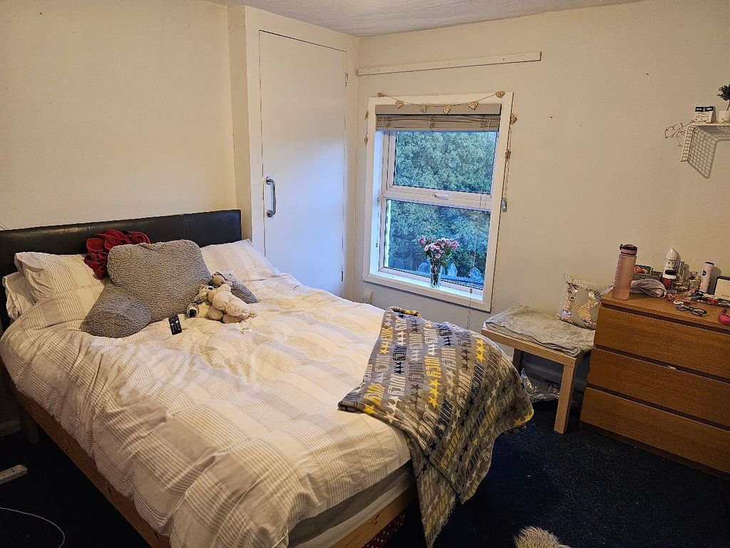 Property photo 3 of 8 Bed 2.Jpg