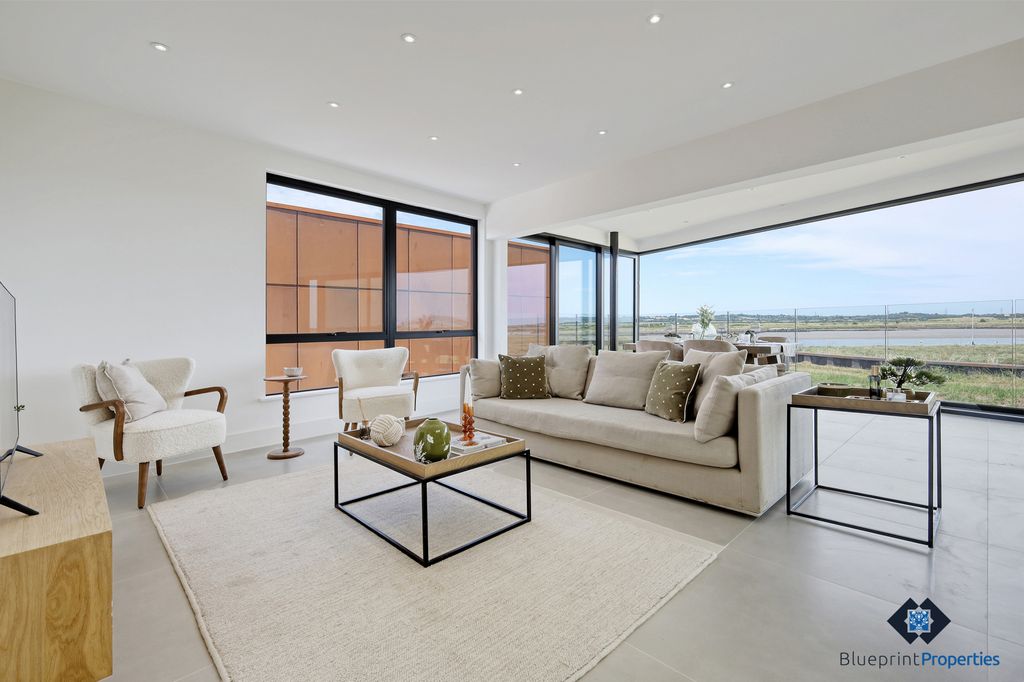 Property photo 1 of 38 Kingsmans Point