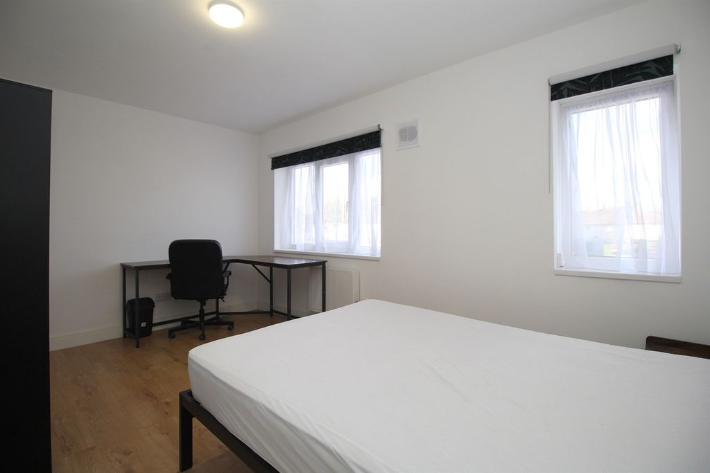 Property photo 2 of 16 Bedroom