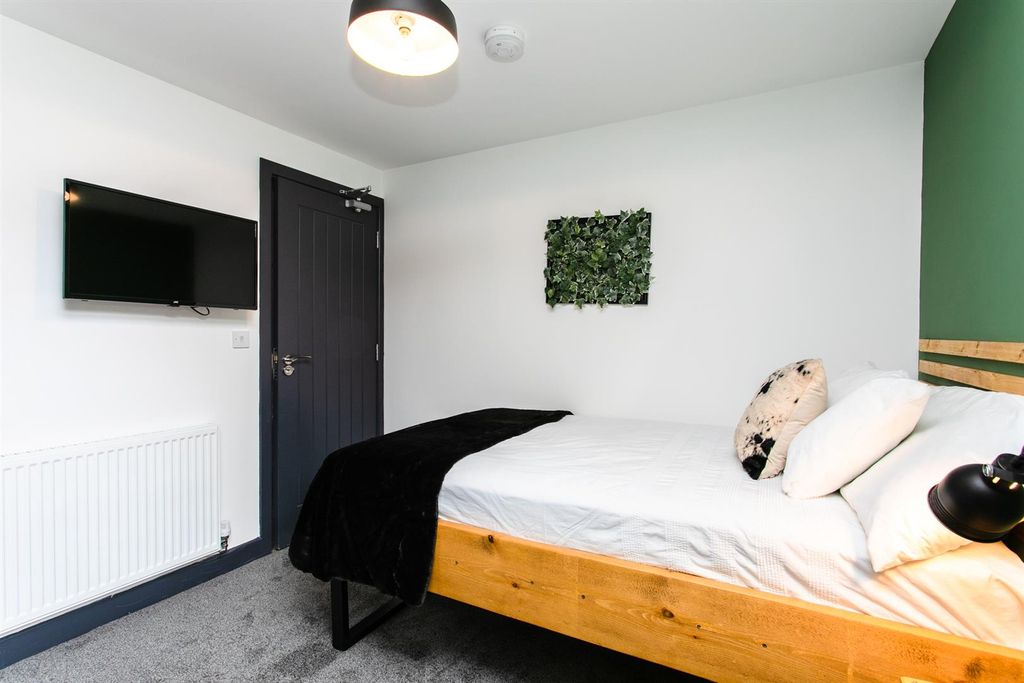 Property photo 3 of 17 35 Dean Street-15.Jpg